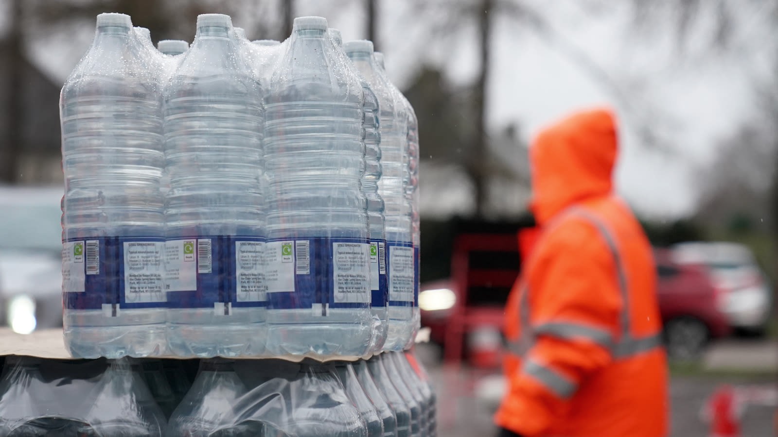 South East Water admits 'unacceptable' failure as 8,000 homes face dry taps